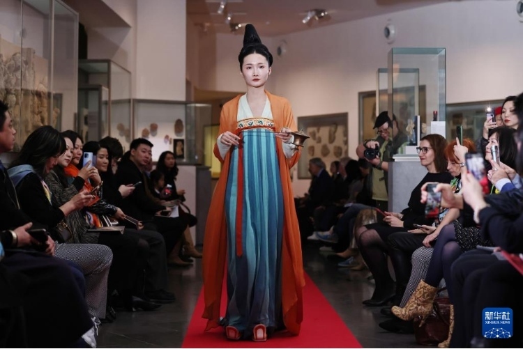 3月13日，在位于法國巴黎的吉美國立亞洲藝術(shù)博物館，模特展示敦煌復(fù)原服飾。新華社記者 高靜 攝