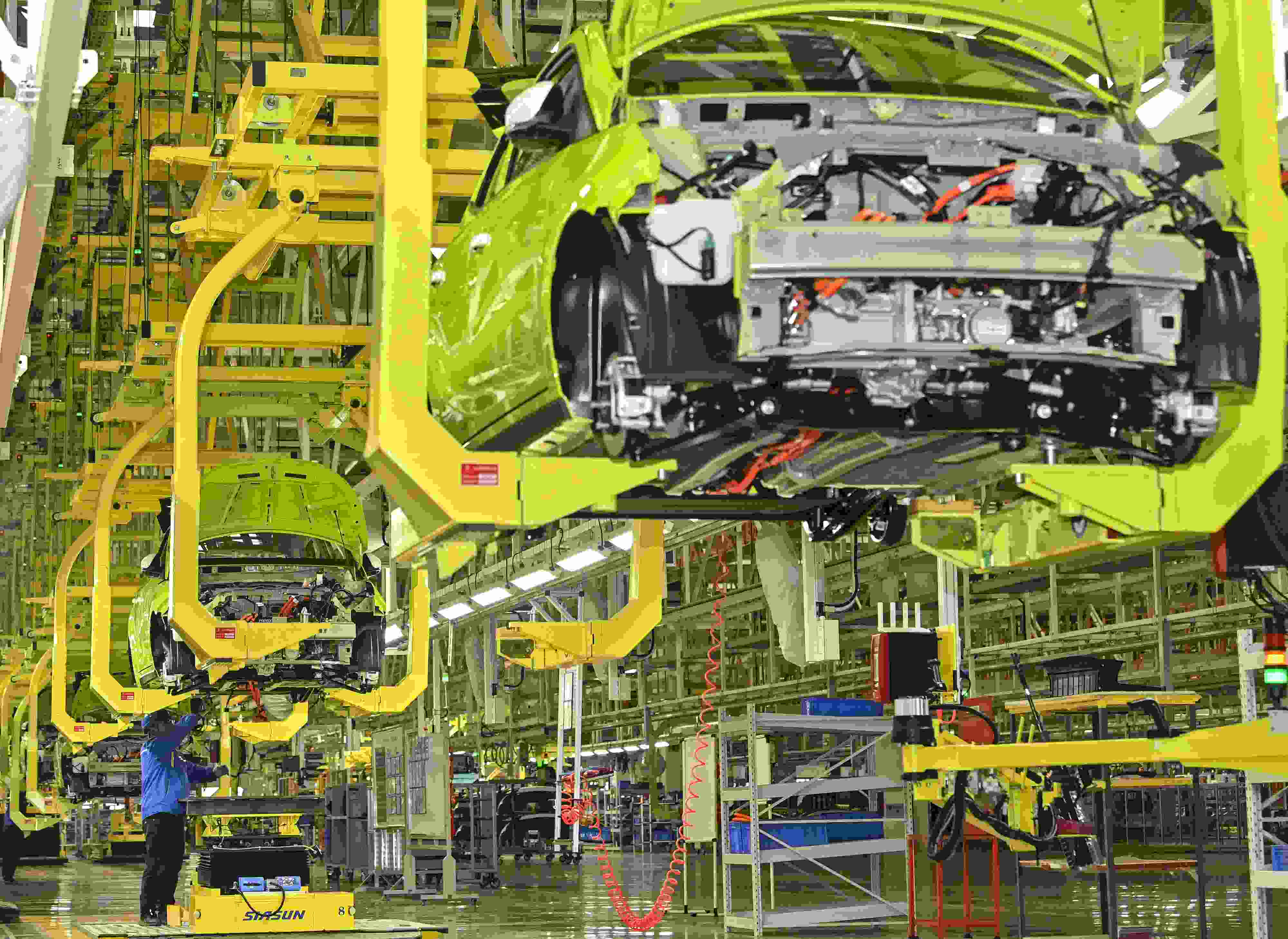 △ 2024年2月27日，一家新能源汽車公司的總裝車間生產(chǎn)線上，工人正在加緊生產(chǎn)趕訂單。