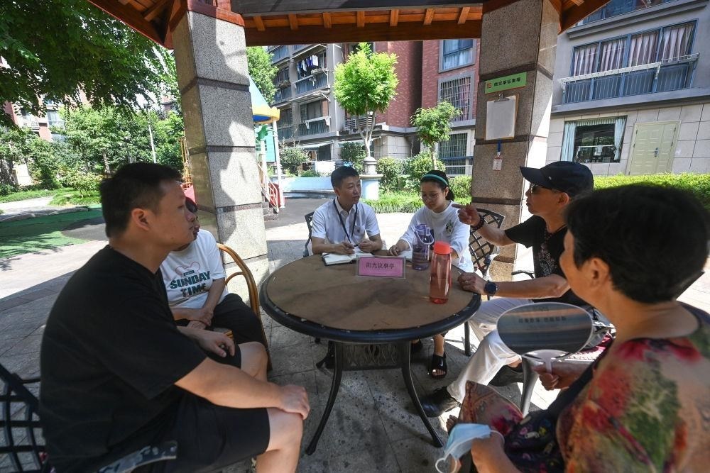 △2023年7月21日，在位于浙江杭州臨安區(qū)錦南街道水岸陽光小區(qū)的陽光議事廳，街道干部在聽取居民們反映的問題及意見。