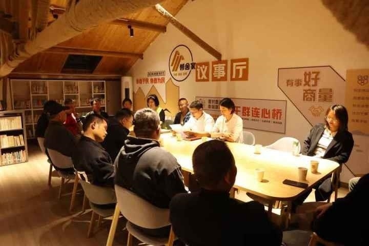 △浙江金華武義縣后陳村“鄰舍家”協(xié)商議事會討論舊村改造事宜。