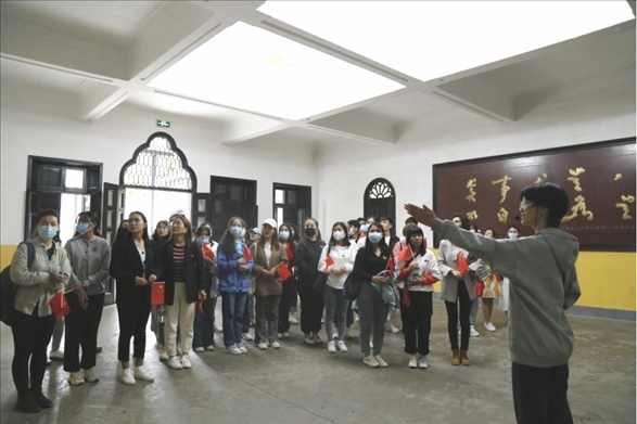 2021年5月20日，少數(shù)民族學(xué)生在湖南第一師范學(xué)院進(jìn)行紅色研學(xué)活動，共同追尋那段紅色歲月的足跡。