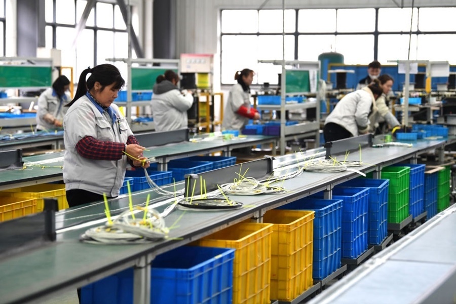 2022年2月16日，工作人員在安徽省滁州市汊河軌道交通裝備產(chǎn)業(yè)園的一家軌道交通裝備企業(yè)生產(chǎn)線上忙碌。安徽省滁州市來安縣汊河鎮(zhèn)地處皖蘇交界，緊鄰南京市江北新區(qū)。近年來，來安縣成為承接南京產(chǎn)業(yè)轉(zhuǎn)移的前沿陣地，汊河這個曾經(jīng)的傳統(tǒng)農(nóng)業(yè)小鎮(zhèn)緊抓機遇，開始深度融入長三角，參與產(chǎn)業(yè)協(xié)作分工。產(chǎn)業(yè)園吸引了越來越多長三角地區(qū)軌道交通企業(yè)入駐，形成了鐵路客車、城際軌道零部件研發(fā)、生產(chǎn)、銷售的產(chǎn)業(yè)集群。