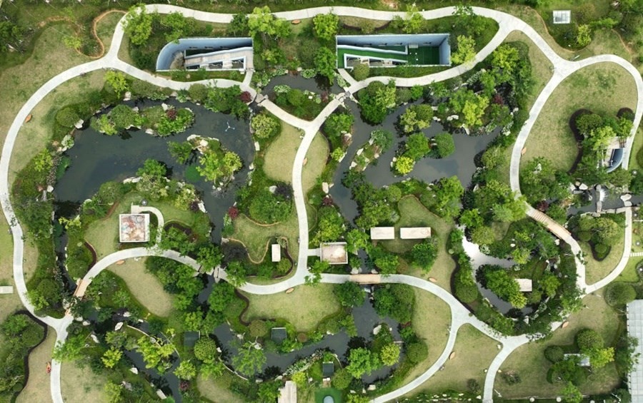 這是2023年6月15日拍攝的以“地上花園+地下治污”設(shè)計理念建設(shè)的九江市雙溪公園（無人機照片）。近年來，江西省九江市啟動中心城區(qū)水環(huán)境綜合整治工程，通過地下污水治理、岸線生態(tài)修復(fù)、興建“公園式”污水處理廠、城市智慧管網(wǎng)管控等措施，改善水環(huán)境，城市面貌煥然一新。