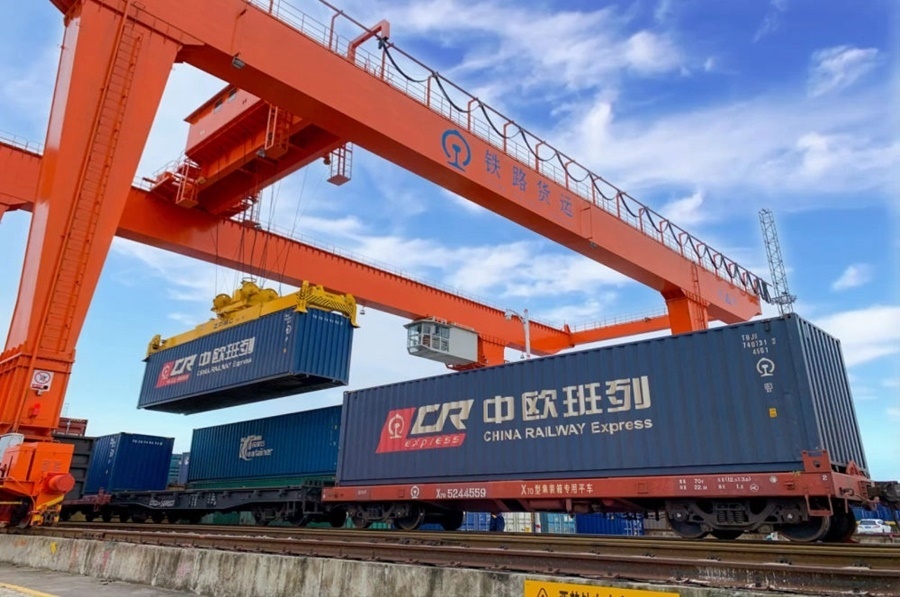 2022年4月29日，在鐵路合肥北站物流基地集裝箱作業(yè)區(qū)，龍門吊吊裝準備發(fā)運的中歐班列集裝箱。