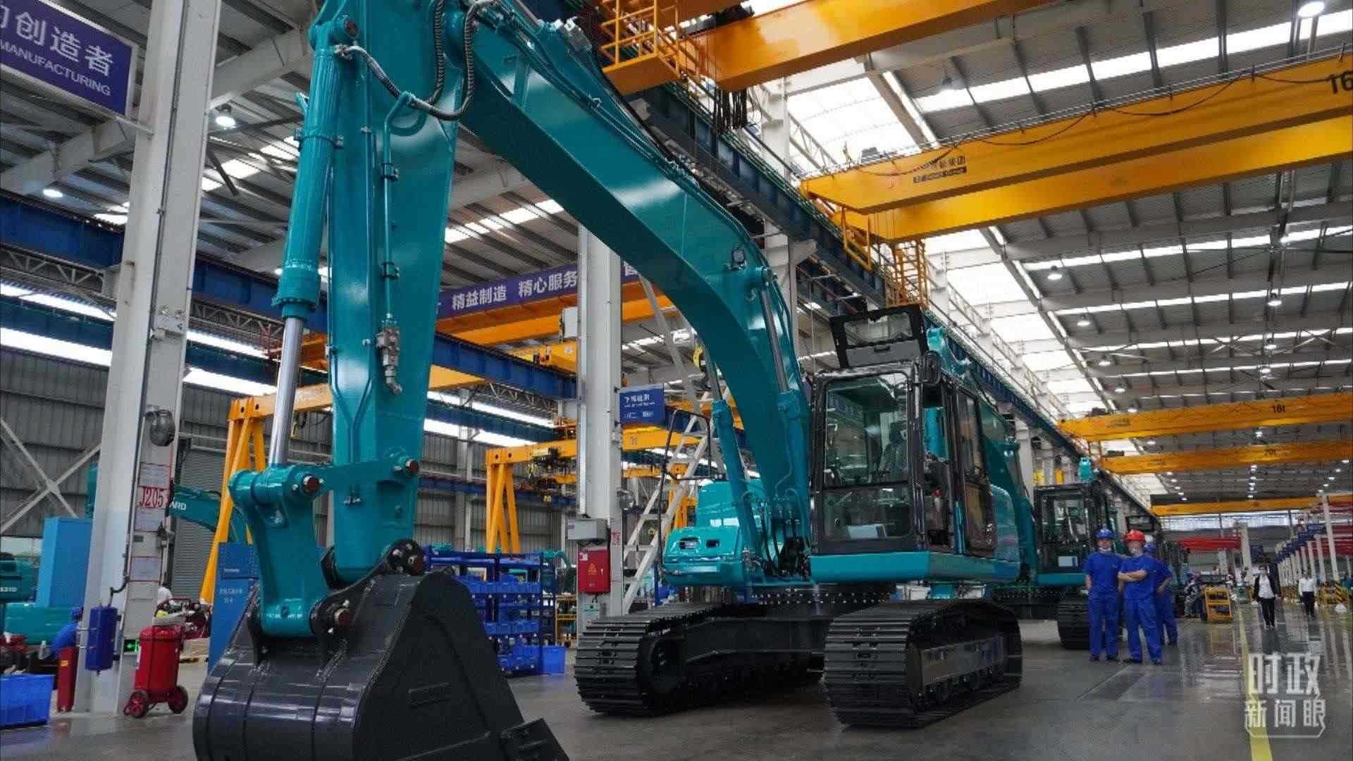 △這是山河智能大型挖掘機(jī)的組裝車間。2020年9月，習(xí)近平曾到此地考察。（總臺(tái)央視記者郭曉龍拍攝）