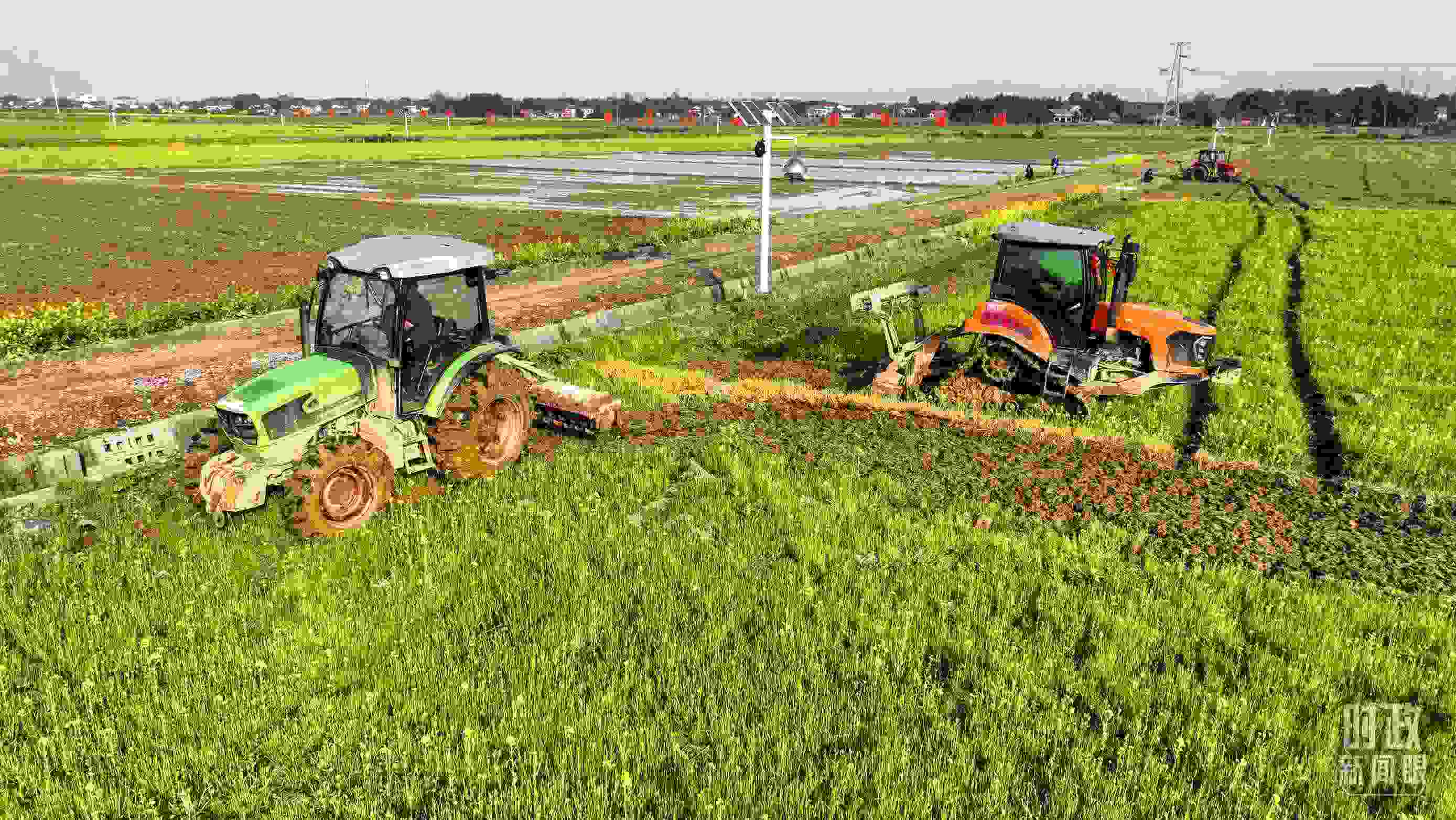 △位于港中坪村的糧食生產(chǎn)萬畝綜合示范片區(qū)，春耕備耕生產(chǎn)繁忙。（總臺(tái)央廣記者潘毅拍攝）