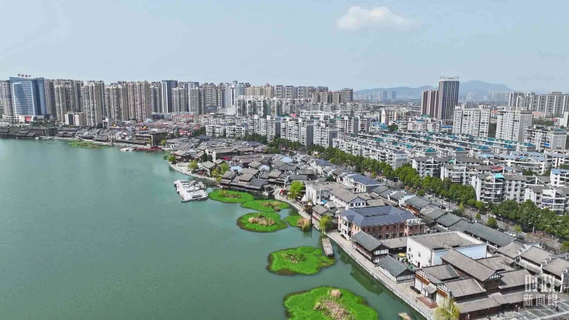 △沅江江畔，常德河街與現(xiàn)代建筑交相輝映。（總臺(tái)央視記者范凱拍攝）