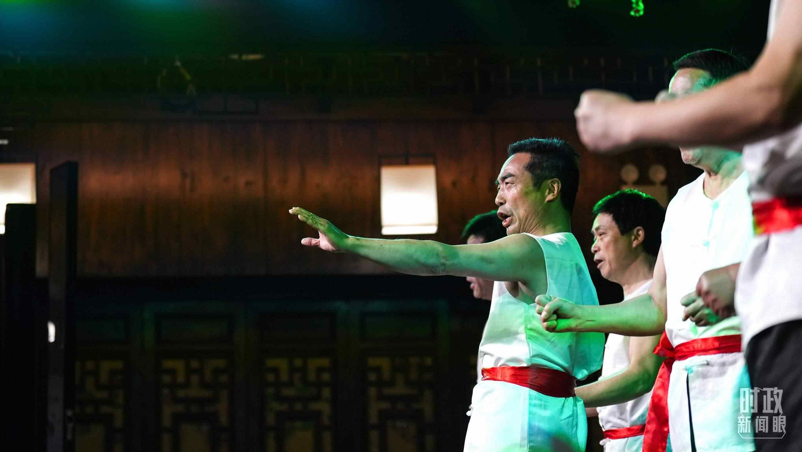 △常德河街，鴛鴦走馬樓上演常德高腔《穆桂英掛帥》和澧水船工號(hào)子。（總臺(tái)央視記者許永松、國廣記者李晉拍攝）