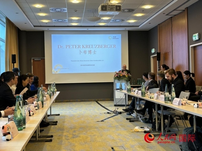 在成都文化旅游（柏林）推介座談會(huì)上，德中友好協(xié)會(huì)聯(lián)合會(huì)主席卜布致辭。人民網(wǎng)記者張慧中攝