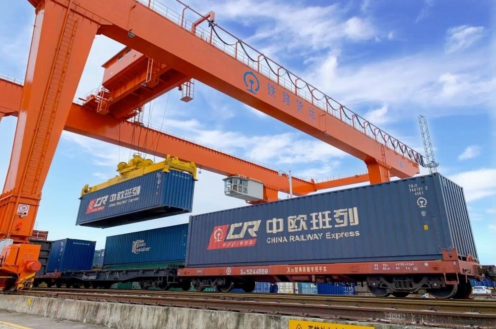 △2022年4月29日，在安徽合肥北站物流基地集裝箱作業(yè)區(qū)，準備發(fā)運的中歐班列集裝箱。