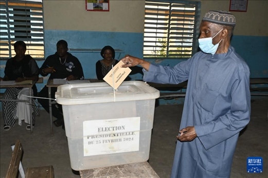 3月24日, 選民在塞內(nèi)加爾首都達(dá)喀爾的一處投票站投票。新華社發(fā)（登巴·蓋伊攝）