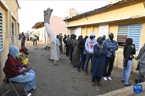 3月24日, 選民在塞內(nèi)加爾首都達(dá)喀爾的一處投票站前排隊。新華社發(fā)（登巴·蓋伊攝）