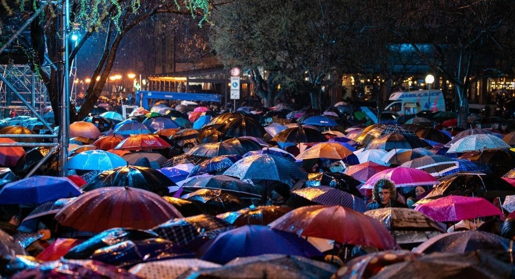 3月24日，在塞爾維亞南部城市普羅庫普列，人們參加北約轟炸南聯(lián)盟遇難者悼念儀式。新華社發(fā)（王韡攝）