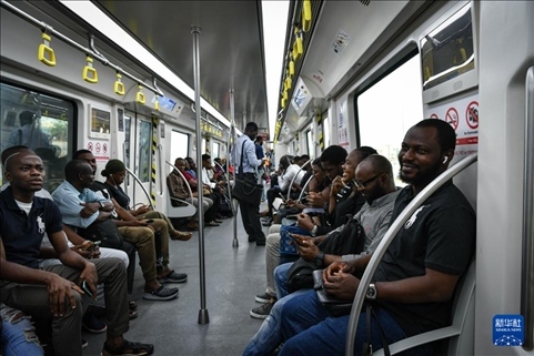 2月28日，在尼日利亞拉各斯，人們乘坐輕軌藍線列車。新華社記者 韓旭 攝