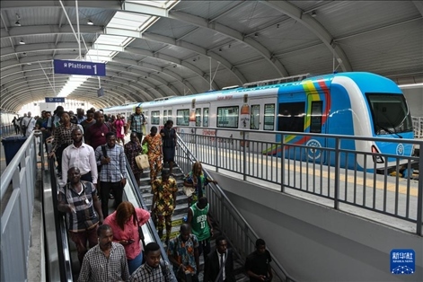 2月28日，在尼日利亞拉各斯，人們在輕軌藍線碼頭站下車出站。新華社記者 韓旭 攝