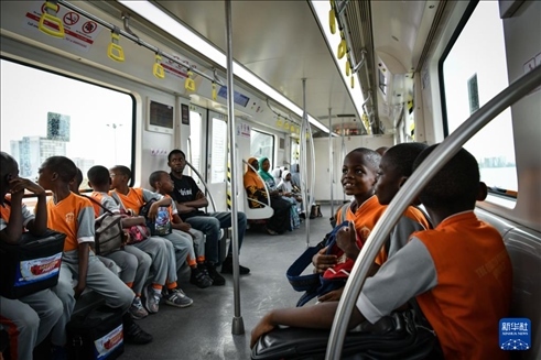 2月28日，在尼日利亞拉各斯，一所小學的學生們體驗乘坐輕軌藍線列車。新華社記者 韓旭 攝