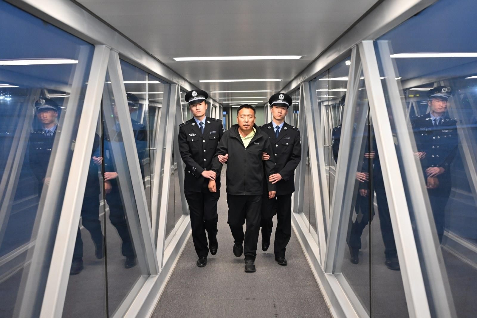 職務犯罪嫌疑人郭柏春被遣返回國