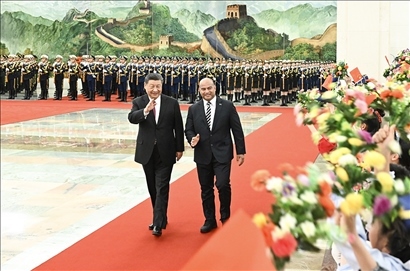 △2024年3月25日，習(xí)近平主席在北京人民大會(huì)堂同來(lái)華進(jìn)行國(guó)事訪問(wèn)的瑙魯總統(tǒng)阿迪昂舉行會(huì)談。這是會(huì)談前，習(xí)近平主席在人民大會(huì)堂北大廳為阿迪昂總統(tǒng)舉行歡迎儀式。