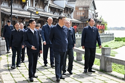 △2024年3月18日至21日，習(xí)近平總書(shū)記在湖南考察。這是19日上午，總書(shū)記在常德河街考察。