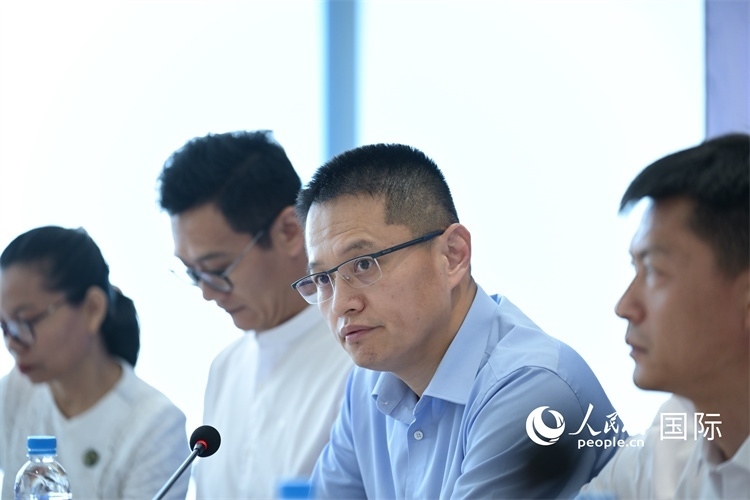 緬甸中國企業(yè)商會會長、工商銀行仰光分行行長劉銘介紹有關(guān)情況-人民網(wǎng)記者謝佳君攝