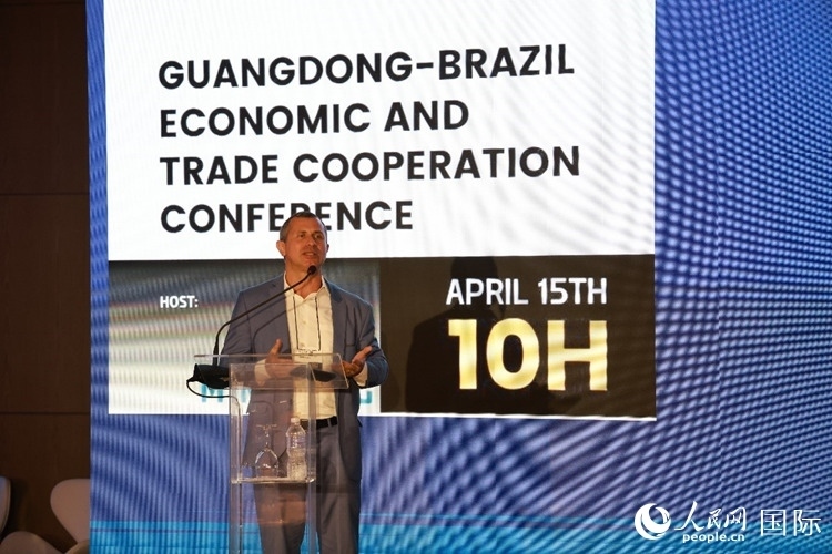 巴西里約州能源和海洋經(jīng)濟部國務(wù)秘書費利佩·佩肖托在推介會上致辭。人民網(wǎng)記者 陳海琪攝