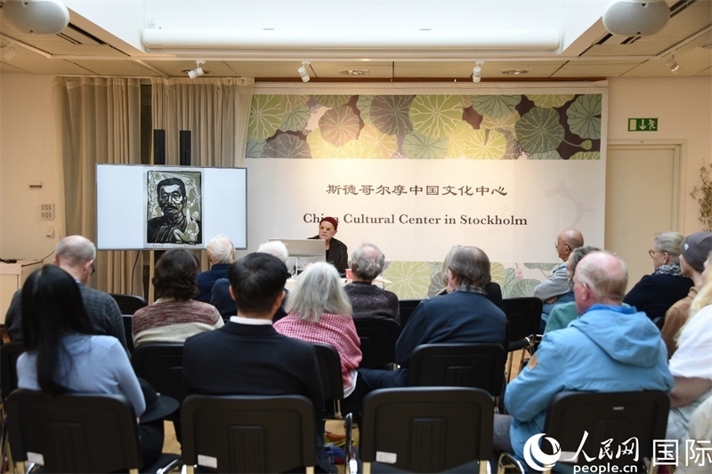 托斯頓·朱雷爾介紹其收藏的中國版畫作品。人民網(wǎng)記者殷淼攝