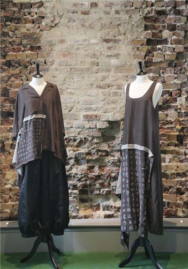展覽展示的以中國(guó)文字為創(chuàng)作靈感的服裝《心經(jīng)》。主辦方供圖