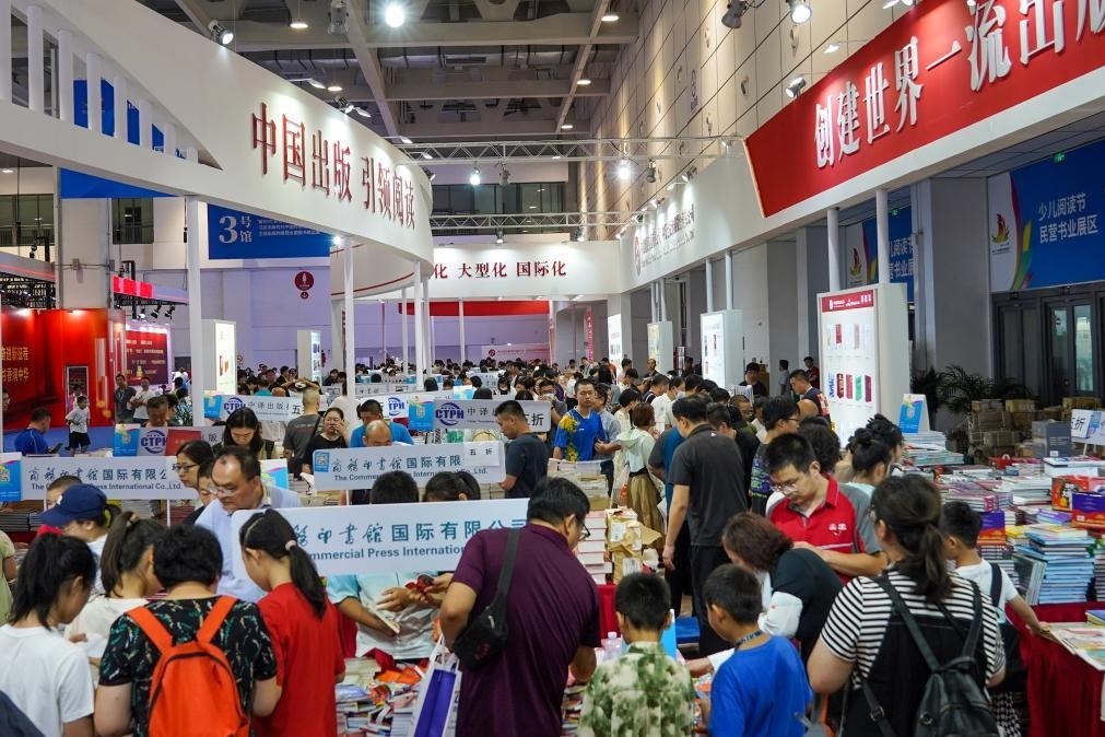 2023年7月31日，在第31屆全國(guó)圖書(shū)交易博覽會(huì)上，讀者在閱覽選購(gòu)新書(shū)。新華社記者 朱崢 攝