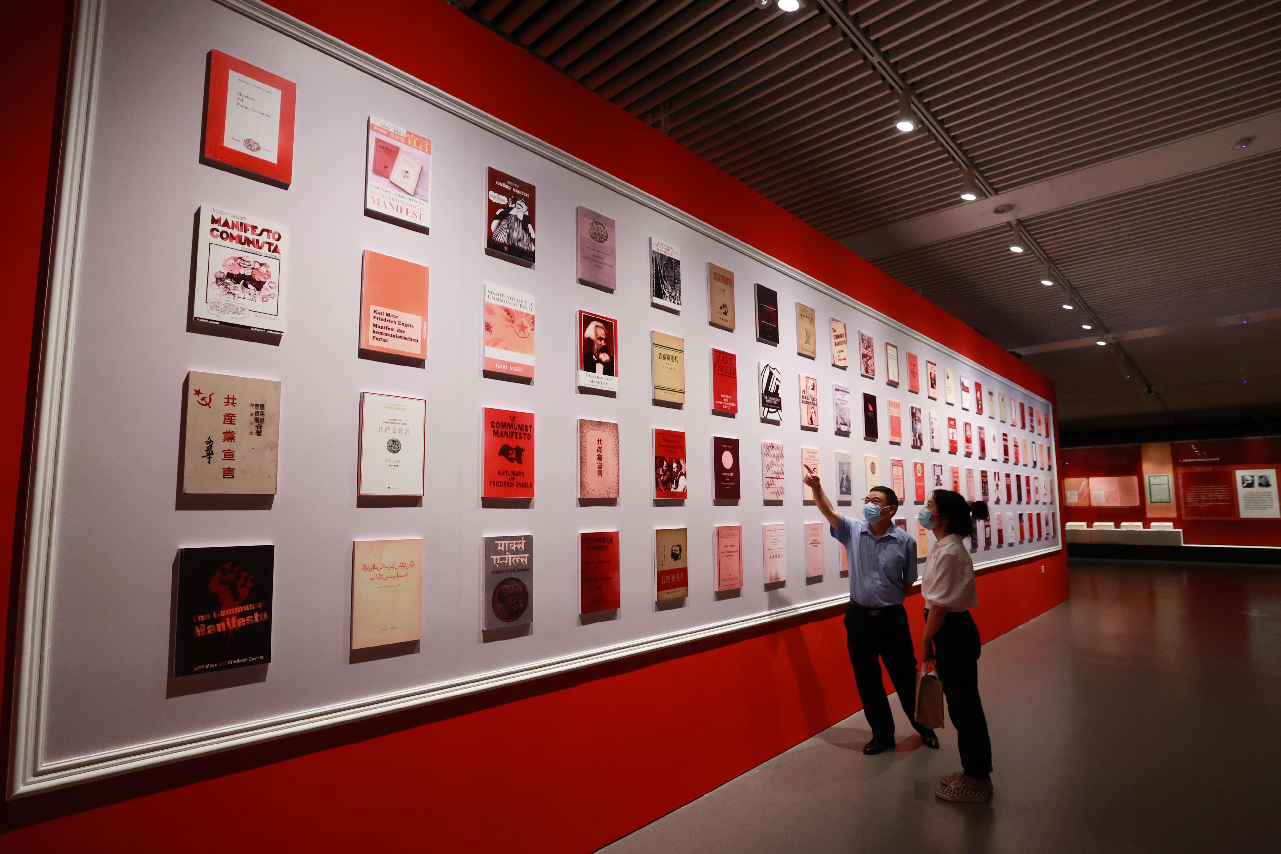 △2021年8月5日，觀眾在國家圖書館觀看不同版本的《共產(chǎn)黨宣言》。