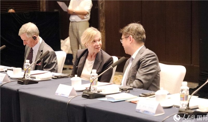宣介會(huì)上，中外官員親切交談。人民網(wǎng)記者趙益普攝