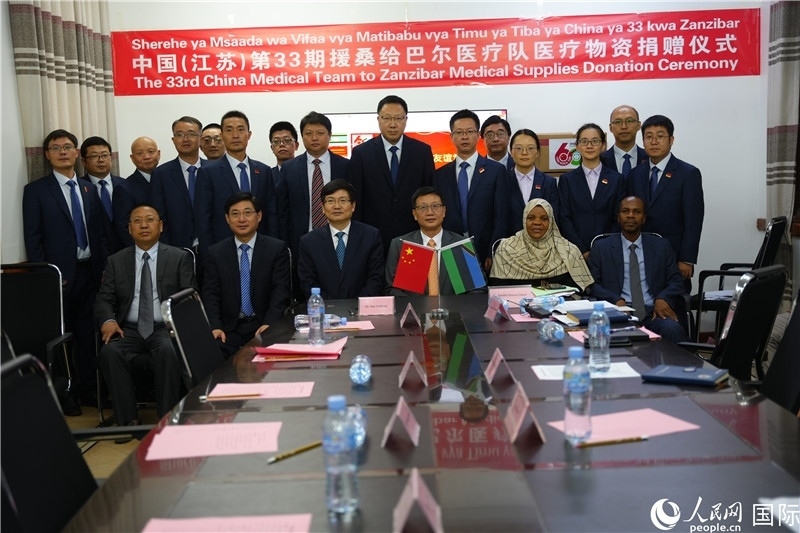 中非雙方代表及醫(yī)療隊在捐贈現(xiàn)場合影。中國援桑醫(yī)療隊供圖