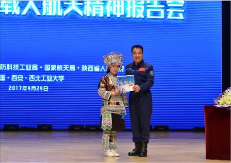 韋知月（化名）在西北工業(yè)大學與英雄航天員張曉光合影。受訪者供圖