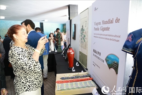 巴西民眾在活動現(xiàn)場在四川非遺前駐足觀看。人民網(wǎng)記者 陳海琪攝