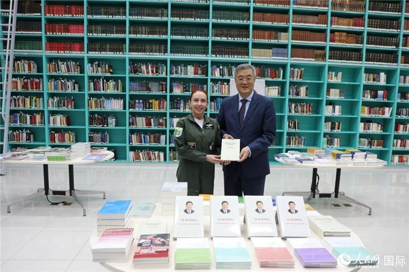 授課后，中國駐巴西大使祝青橋向巴西高等防務學院圖書館捐贈了150本書籍。圖為祝青橋和巴西高等防務學院院長卡拉·利里奧·馬丁斯在圖書捐贈儀式上。 人民網(wǎng)記者 陳一鳴攝