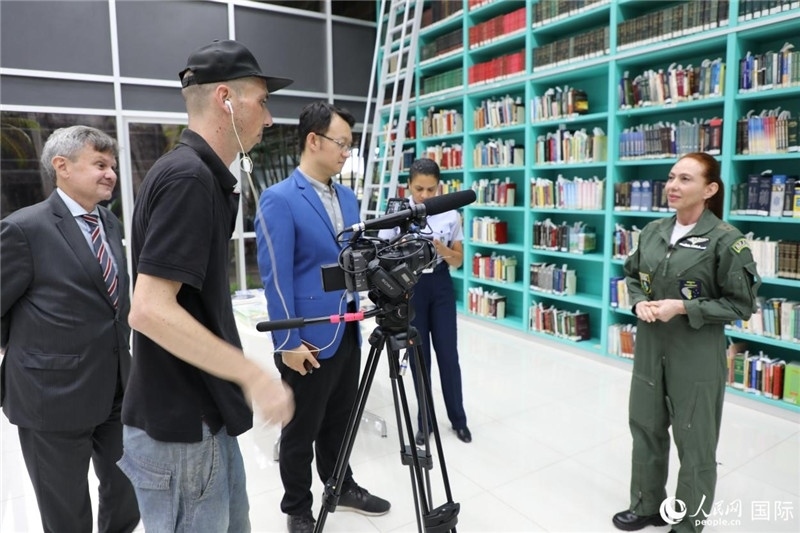 巴西高等防務學院院長卡拉·利里奧·馬丁斯接受了人民網(wǎng)的視頻采訪。 人民網(wǎng)記者 陳一鳴攝