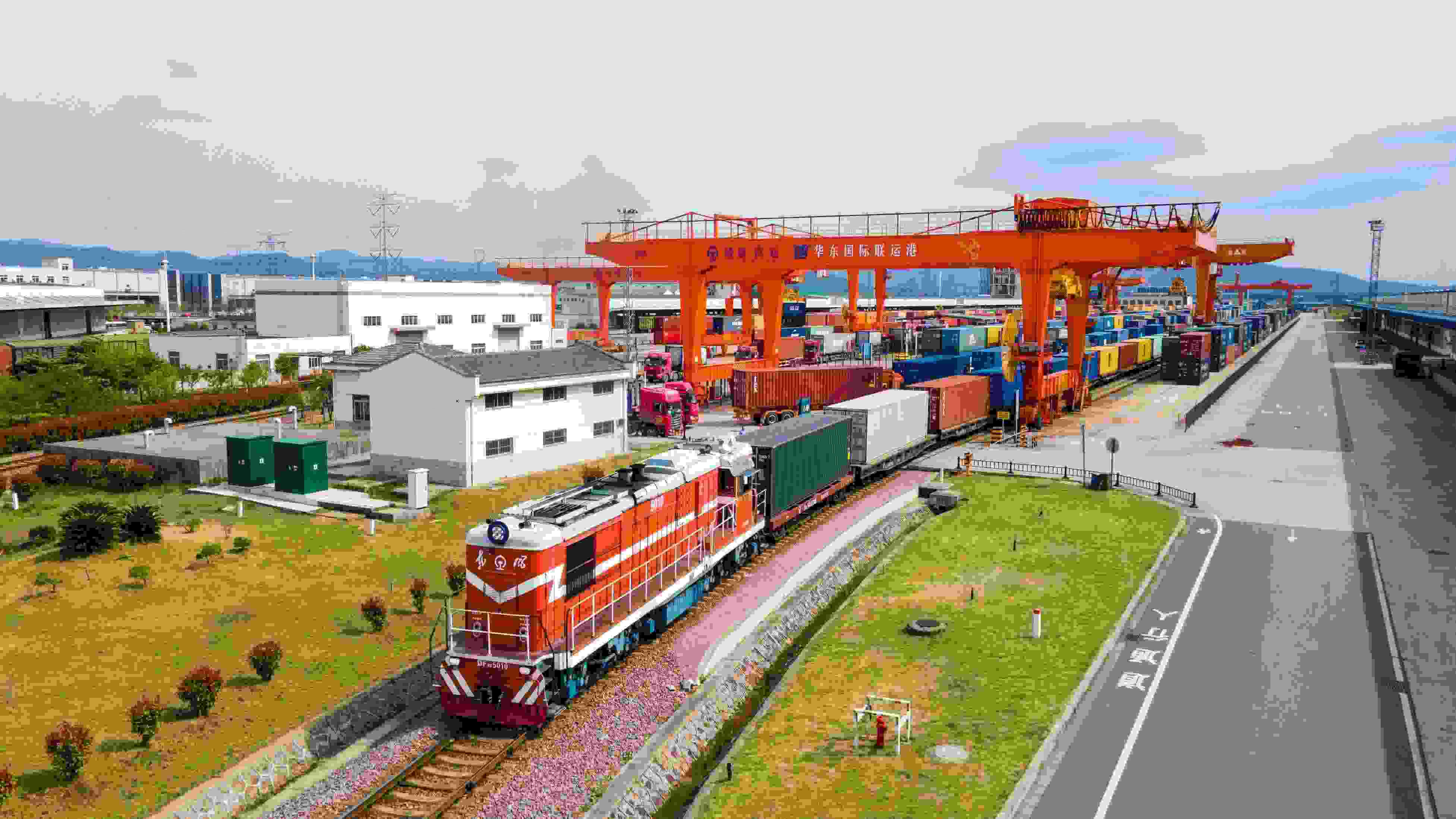 △2024年4月1日，浙江省金華華東國(guó)際聯(lián)運(yùn)港，一列中歐班列裝載110個(gè)標(biāo)箱日用百貨、電動(dòng)工具、機(jī)械裝備等貨物從鐵路金華南貨場(chǎng)啟程駛往匈牙利布達(dá)佩斯。