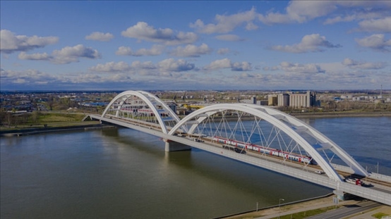 △2024年3月12日，一列火車運(yùn)行在匈塞鐵路塞爾維亞境內(nèi)貝諾段諾維薩德多瑙河大橋上。