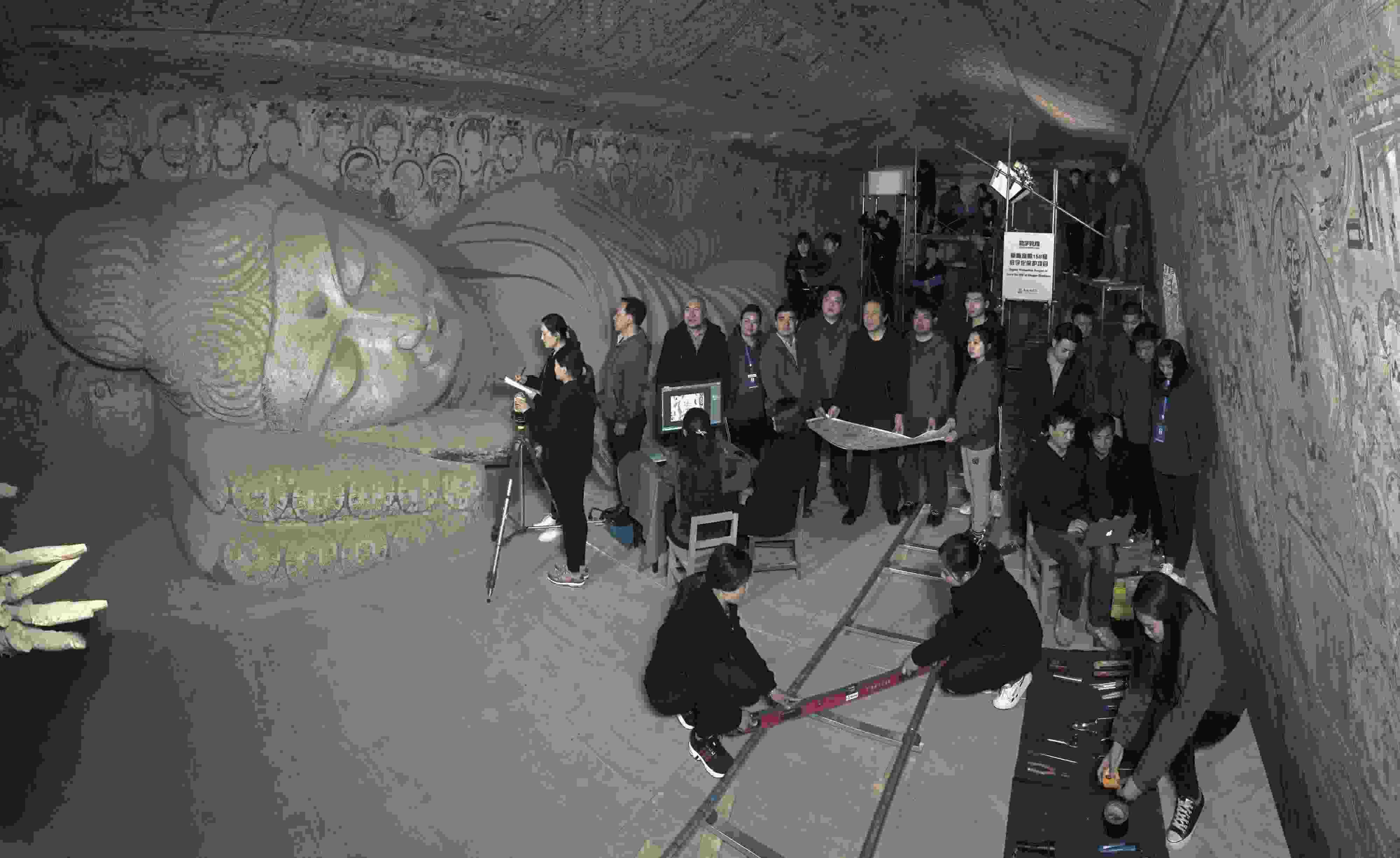 敦煌研究院文物數(shù)字化團(tuán)隊(duì)在莫高窟第158窟工作現(xiàn)場。敦煌研究院供圖