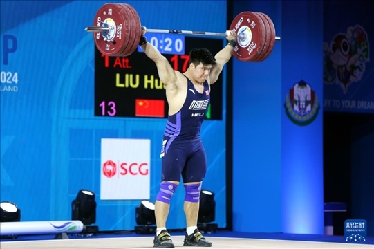 2024年4月8日，在泰國普吉島進行的2024年舉重世界杯男子102公斤級比賽中，中國選手劉煥華獲得冠軍。圖為劉煥華在比賽中。新華社記者 王騰 攝