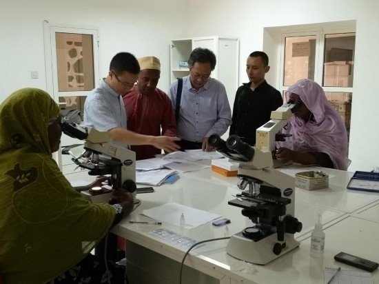 廣州中醫(yī)藥大學(xué)青蒿抗瘧援外醫(yī)療隊考察科摩羅國家瘧疾防治中心實驗室。