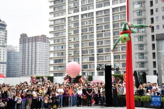 5月7日，演員在長沙國金中心表演木偶劇。新華社記者 陳振海 攝