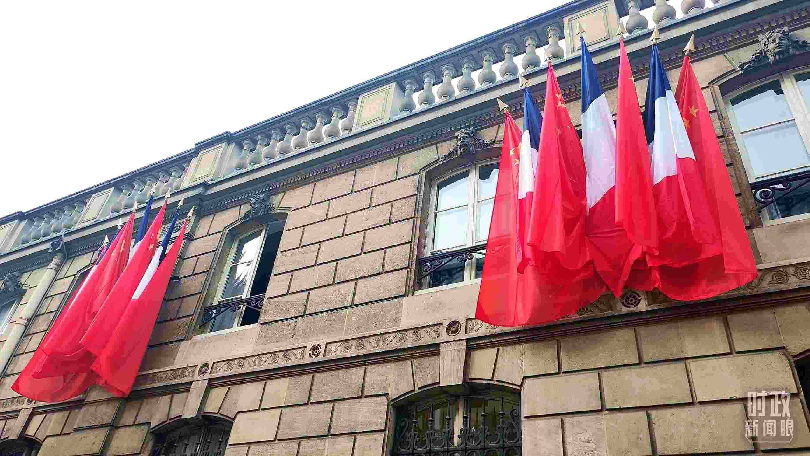 △中法歐領(lǐng)導(dǎo)人三方會(huì)晤地點(diǎn)——愛麗舍宮懸掛中法兩國(guó)國(guó)旗。（總臺(tái)央視記者劉琦拍攝）