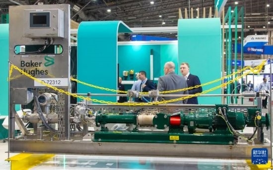 這是5月6日在美國休斯敦國際海洋油氣技術(shù)大會(huì)及設(shè)備展上拍攝的展示的裝備。新華社發(fā)（勞承躍攝）