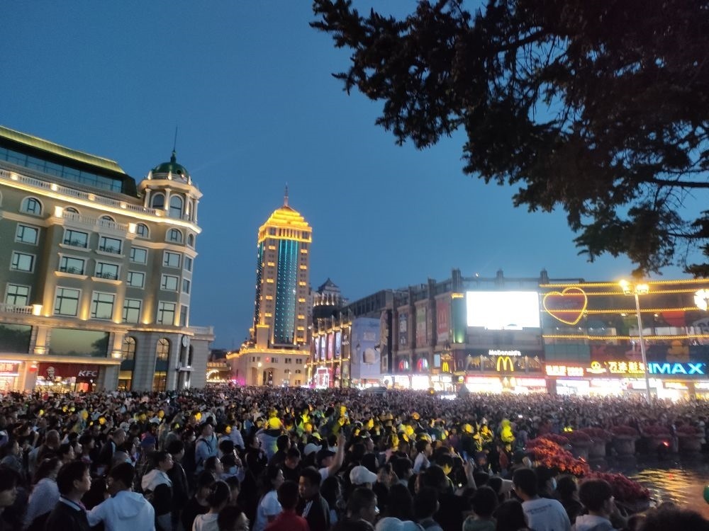 “五一”假期，哈爾濱松花江畔游人如織（2024年5月2日攝）。新華社記者 朱悅 攝