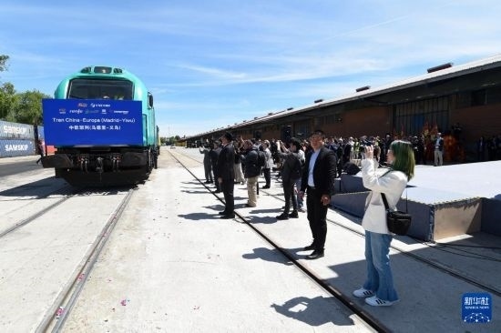 5月8日，在西班牙馬德里，嘉賓們參加中歐班列（義烏—馬德里）開行十周年紀(jì)念號班列發(fā)車儀式。新華社發(fā)（古斯塔沃·巴連特?cái)z）