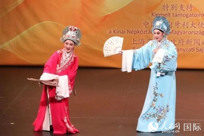 “玉蘭花開·魅力上?！弊哌M布達佩斯。葉辰亮攝