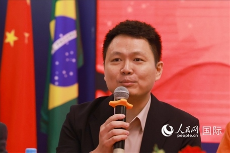 中國(guó)駐里約熱內(nèi)盧總領(lǐng)館副總領(lǐng)事王尉育在座談會(huì)上致辭。人民網(wǎng)記者 陳海琪攝