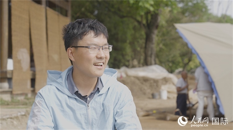 四川省文物考古研究院館員許丹陽接受人民網采訪。人民網記者 張榮攝