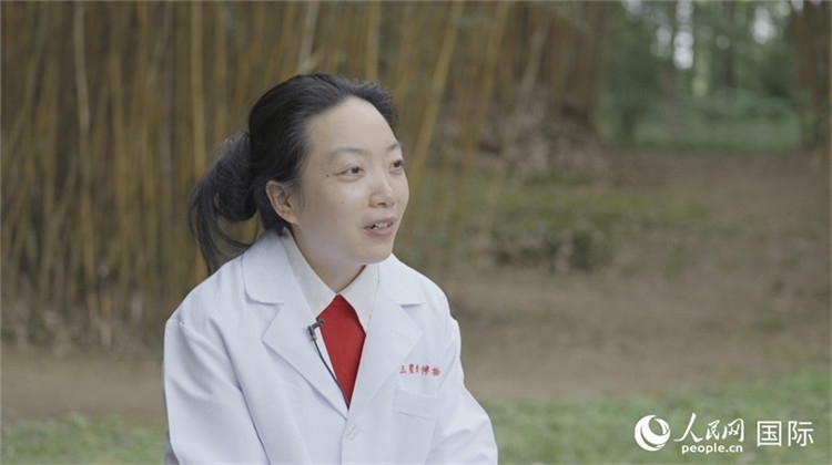 三星堆博物館文物修復師謝麗接受人民網采訪。人民網記者 張榮攝