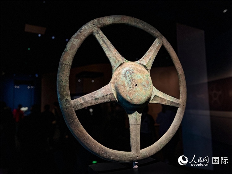 三星堆博物館中展出的太陽輪。人民網記者 羨江楠攝